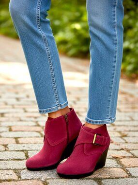 Fantastic Isaac Mizrahi Red Suede "Volley" Wedge Heel Booties Size 5M NWD